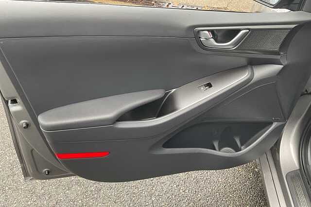 Hyundai IONIQ 1.6 GDi Plug-in Hybrid Premium 5dr DCT