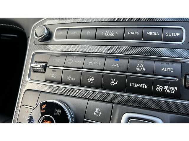 Hyundai SANTA FE SANTA FE 1.6 TGDi Plug-in Hybrid Ultimate 5dr 4WD Auto SILVER