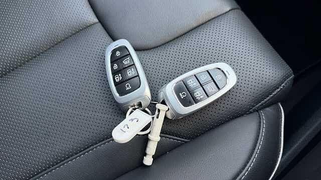 Hyundai SANTA FE 1.6 TGDi Hybrid Ultimate 5dr Auto Hybrid Estate White