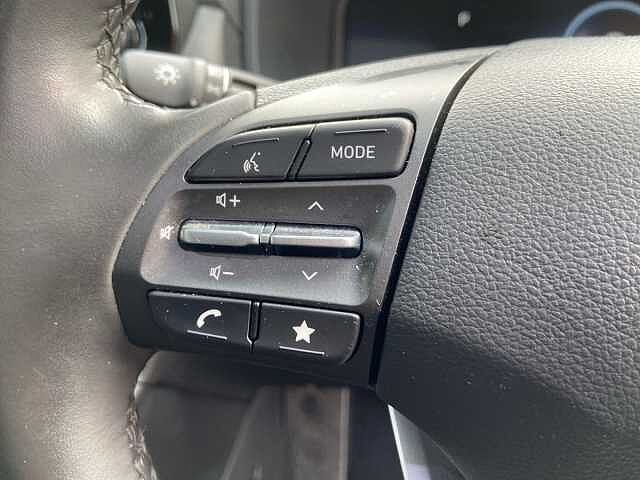 Hyundai KONA 64kWh Ultimate SUV 5dr Electric Auto (10.5kW Charger) (204 ps) Ultimate Red