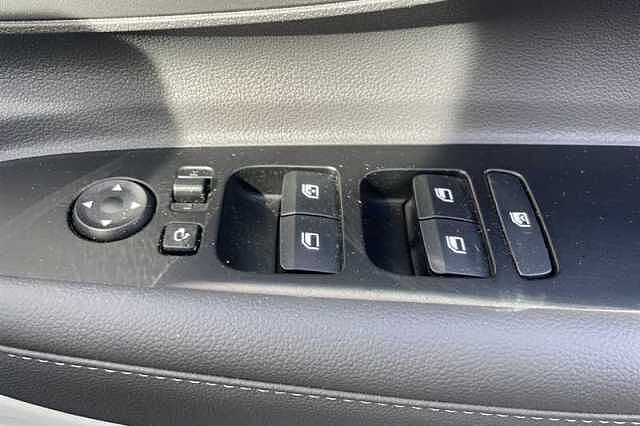 Hyundai BAYON 1.0 T-GDi MHEV Ultimate SUV 5dr Petrol Hybrid DCT Euro 6 (s/s) (100 ps) Intnse Blue-Blk