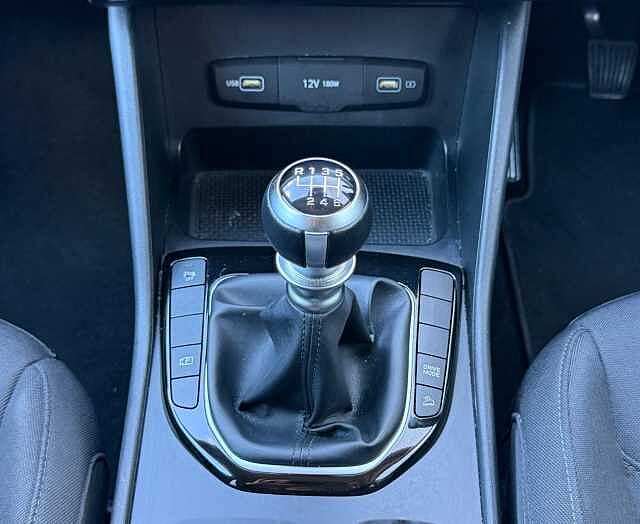 Hyundai TUCSON 1.6 TGDi 48V MHD SE Connect 5dr 2WD Red