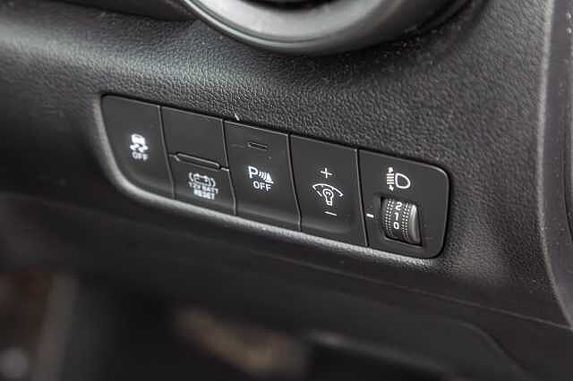 Hyundai KONA 1.6 GDi Hybrid SE Connect 5dr DCT Black