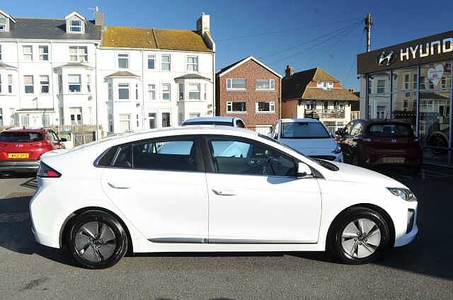 Hyundai IONIQ 1.6 GDi Hybrid Premium 5dr DCT White