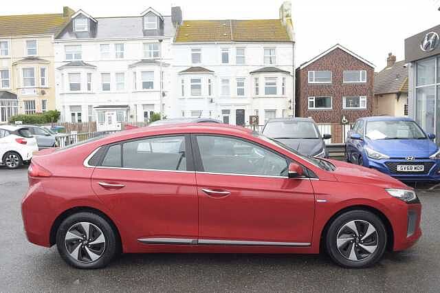Hyundai IONIQ 1.6 GDi Hybrid Premium 5dr DCT Red