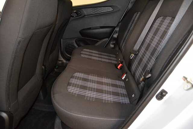 Hyundai I10 1.0 PREMIUM, IMMACULATE CAR INC SAT NAV, CAMERA, HEATED SEATS &amp; STEERING WHEEL Grey