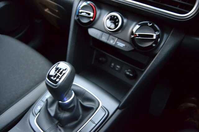 Hyundai KONA 1.0 TGDI SE SUPERB FULL SERVICE HISTORY & ONLY 22070 MILES Atlas White