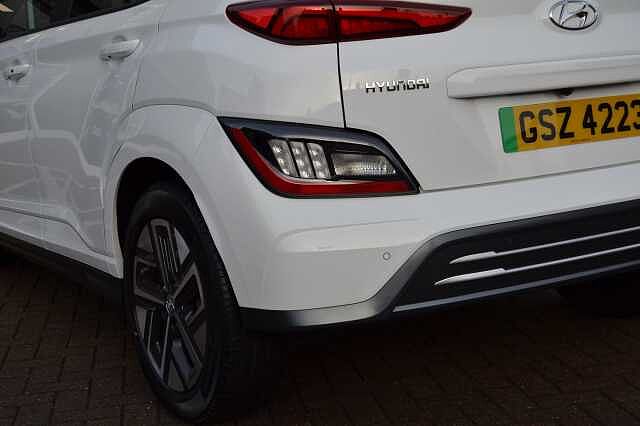 Hyundai KONA 64KWH ELECTRIC PREMIUM AUTO IN FIRST CLASS CONDITION, 5 YEAR WARRANTY AVAILABLE Atlas White