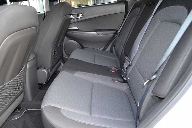 Hyundai KONA 64KWH ELECTRIC PREMIUM AUTO IN FIRST CLASS CONDITION, 5 YEAR WARRANTY AVAILABLE Atlas White