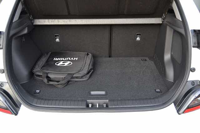 Hyundai KONA 64KWH ELECTRIC PREMIUM AUTO IN FIRST CLASS CONDITION, 5 YEAR WARRANTY AVAILABLE Atlas White