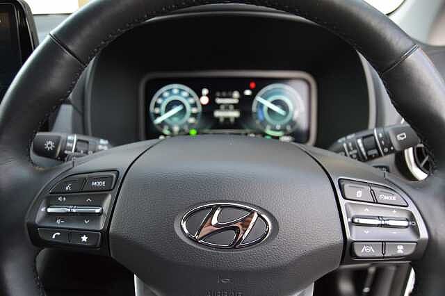 Hyundai KONA 64KWH ELECTRIC PREMIUM AUTO IN FIRST CLASS CONDITION, 5 YEAR WARRANTY AVAILABLE Atlas White