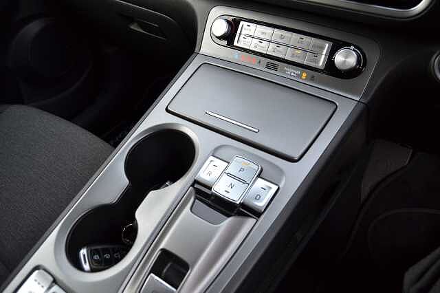 Hyundai KONA 64KWH ELECTRIC PREMIUM AUTO IN FIRST CLASS CONDITION, 5 YEAR WARRANTY AVAILABLE Atlas White