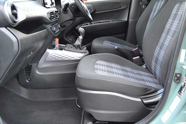 Hyundai i10 1.2 PREMIUM, DELIVERY MILEAGE, PERFECT AS NEW CONDITION