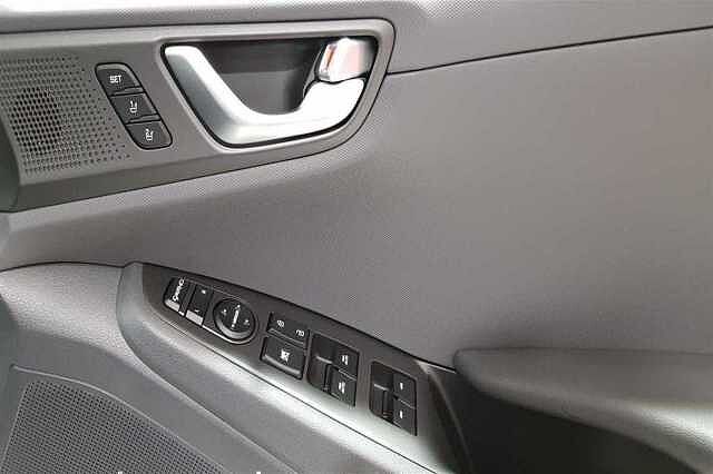 Hyundai IONIQ 1.6 GDi (105ps) Premium SE Plug-in Hybrid PHANTOM BLACK