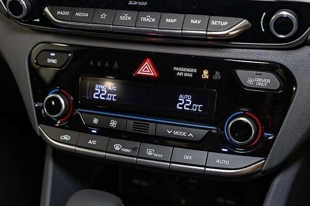 Hyundai IONIQ 1.6 GDi (105ps) Premium SE Plug-in Hybrid PHANTOM BLACK