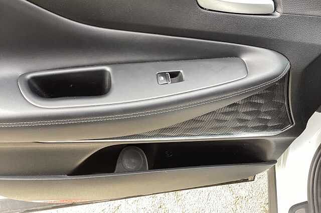 Hyundai SANTA FE 1.6 TGDi Hybrid Ultimate 5dr 4WD Auto White