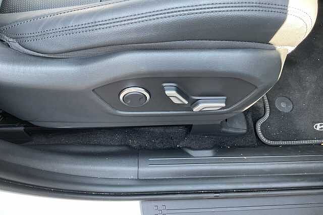 Hyundai SANTA FE 1.6 TGDi Plug-in Hybrid Premium 5dr 4WD Auto White