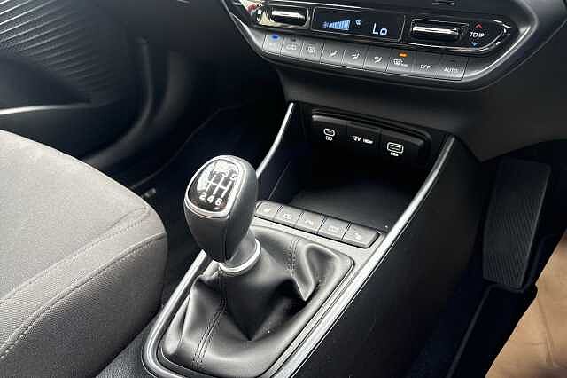 Hyundai BAYON T-GDI PREMIUM Dragon Red