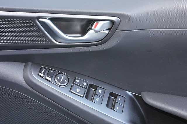 Hyundai IONIQ 1.6 GDi Hybrid Premium 5dr DCT Silver