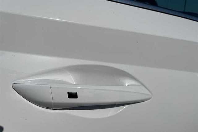 Hyundai BAYON 1.0 T-GDi Tech Line SUV 5dr Petrol DCT Euro 6 (s/s) (90 ps) White