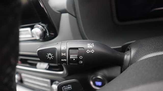 Hyundai KONA 64kWh Premium SUV 5dr Electric Auto (10.5kW Charger) (204 ps)