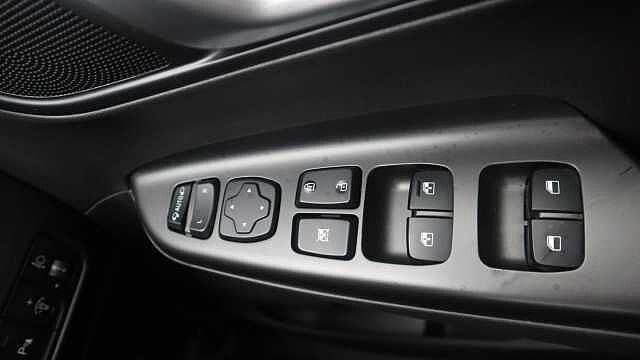 Hyundai KONA 64kWh Premium SUV 5dr Electric Auto (10.5kW Charger) (204 ps)