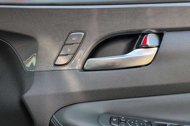 Hyundai SANTA FE 1.6 TGDi Hybrid Ultimate 5dr 4WD Auto Black