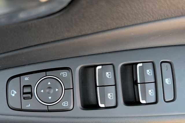 Hyundai SANTA FE 1.6 TGDi Hybrid Ultimate 5dr 4WD Auto Black