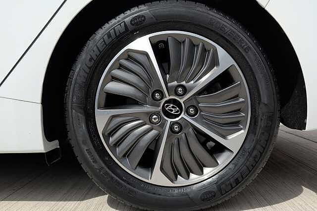 Hyundai IONIQ 1.6 GDi Plug-in Hybrid Premium SE 5dr DCT