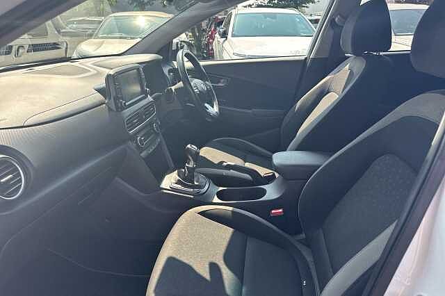 Hyundai KONA PREMIUM White