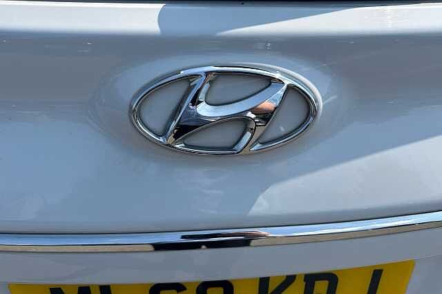 Hyundai KONA PREMIUM White