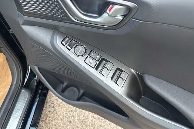 Hyundai IONIQ 1.6 GDi Hybrid Premium 5dr DCT Phantom Black