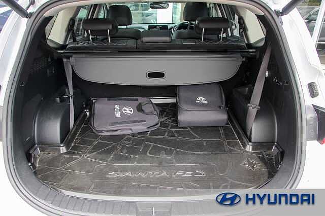Hyundai SANTA FE 1.6 TGDi Plug-in Hybrid Ultimate 5dr 4WD Auto Glacier White