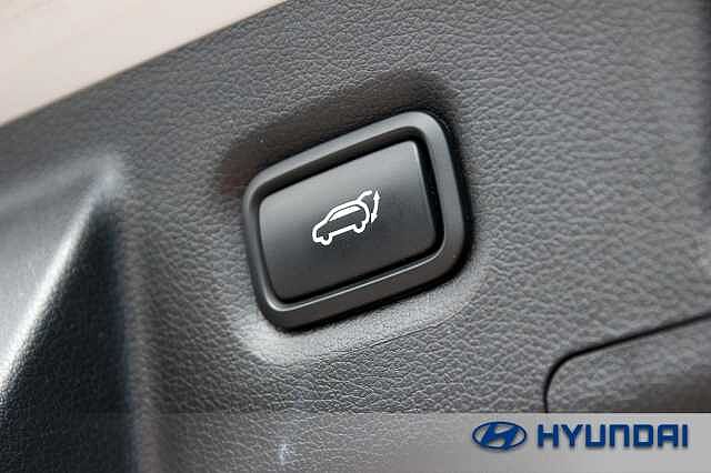 Hyundai SANTA FE 1.6 TGDi Plug-in Hybrid Ultimate 5dr 4WD Auto Glacier White