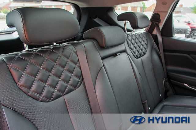 Hyundai SANTA FE 1.6 TGDi Plug-in Hybrid Ultimate 5dr 4WD Auto Glacier White