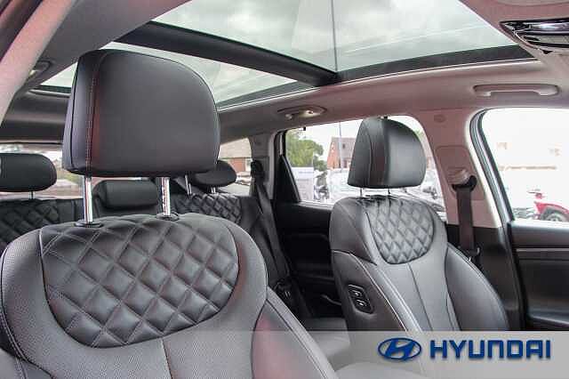 Hyundai SANTA FE 1.6 TGDi Plug-in Hybrid Ultimate 5dr 4WD Auto Glacier White