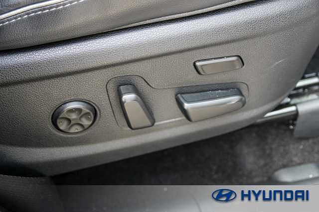 Hyundai SANTA FE 1.6 TGDi Plug-in Hybrid Ultimate 5dr 4WD Auto Glacier White