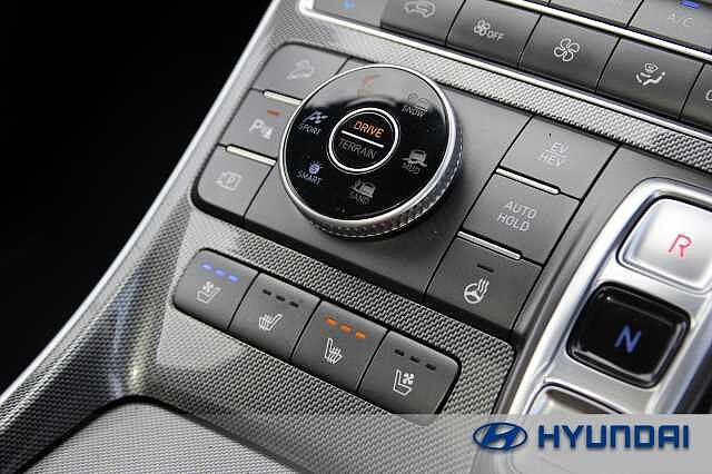 Hyundai SANTA FE 1.6 TGDi Plug-in Hybrid Ultimate 5dr 4WD Auto Glacier White