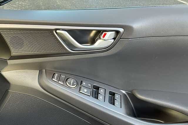 Hyundai IONIQ 1.6 GDi Hybrid Premium 5dr DCT