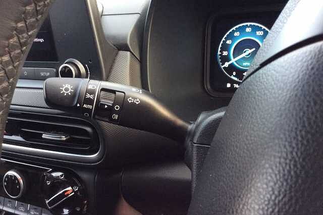 Hyundai KONA SE Connect 1.0 T-GDi MHEV (120ps) Engine Red