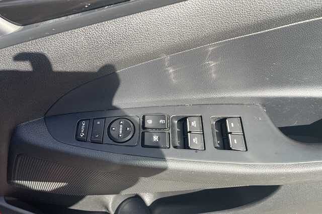 Hyundai TUCSON N Line 1.6 T-GDi (177ps) Engine Red
