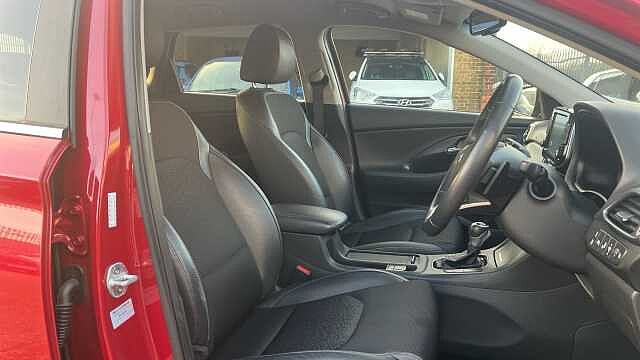 Hyundai I30 1.6 CRDi Premium Hatchback 5dr Diesel DCT Euro 6 (s/s) (115 ps) Red