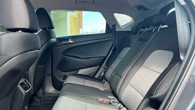 Hyundai TUCSON 1.6 CRDi MHEV SE Nav SUV 5dr Diesel Hybrid DCT Euro 6 (s/s) (136 ps) Dark Knight