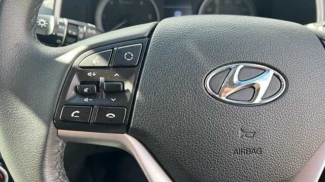 Hyundai TUCSON 1.6 CRDi MHEV SE Nav SUV 5dr Diesel Hybrid DCT Euro 6 (s/s) (136 ps) Dark Knight