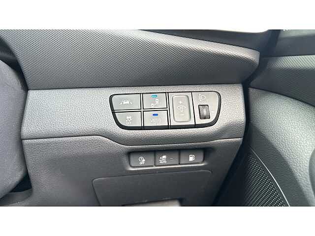Hyundai IONIQ IONIQ 1.6 GDi Plug-in Hybrid Premium SE 5dr DCT WHITE