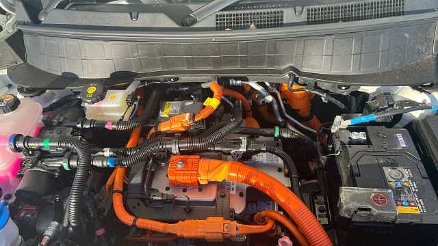 Hyundai INSTER Inster 5Dr HAT 85kW Cross 49kWh Natural Ivory