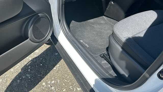 Hyundai INSTER Inster 5Dr HAT 85kW 2 49kWh Atlas White