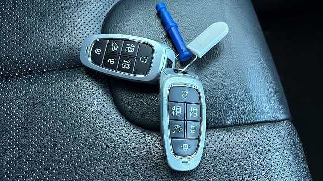 Hyundai SANTA FE 1.6 TGDi Plug-in Hybrid Ultimate 5dr 4WD Auto Estate White