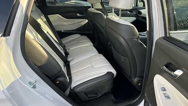 Hyundai SANTA FE 1.6 TGDi Hybrid Ultimate 5dr 4WD Auto Hybrid Estate White
