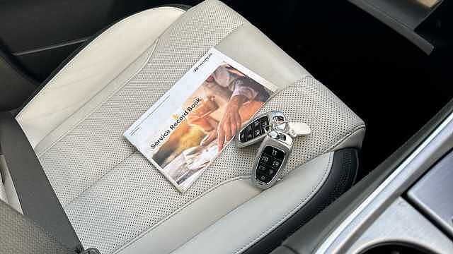 Hyundai SANTA FE 1.6 TGDi Hybrid Ultimate 5dr 4WD Auto Hybrid Estate White